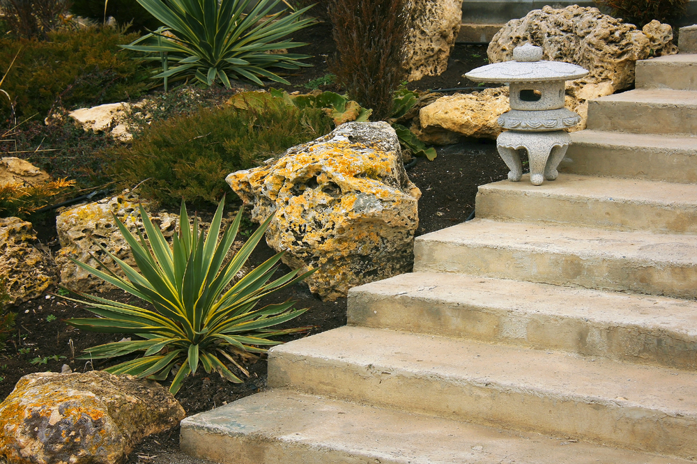 Installation d'escaliers en pierre au jardin